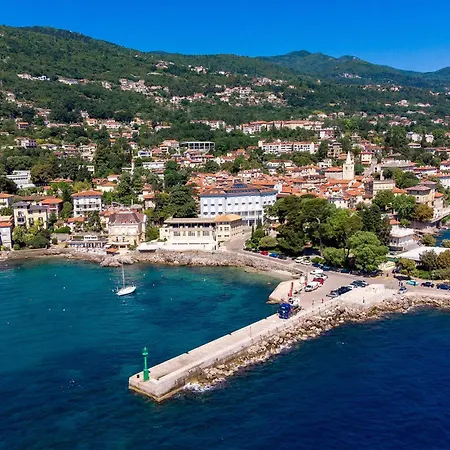 Apartman Beautiful In With House Sea View Lovran