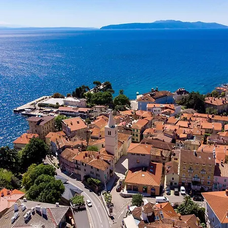 Beautiful In With House Sea View Apartman