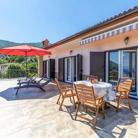 Beautiful In With House Sea View *